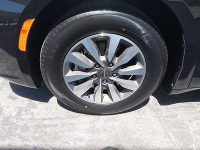 2023 Chrysler Pacifica — photo 10 view