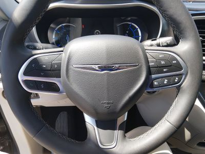 2023 Chrysler Pacifica — photo 12 view