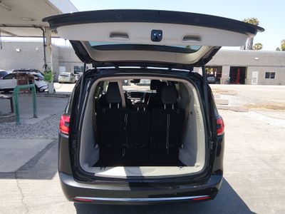 2023 Chrysler Pacifica — photo 11 view