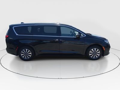 2023 Chrysler Pacifica — photo 8 view