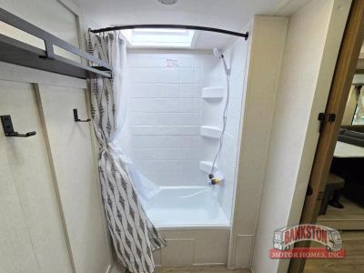 2026 Wildwood X-Lite 25ICE — photo 26 view
