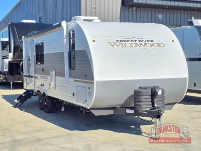 2026 Wildwood X-Lite 25ICE — front three-quarter view