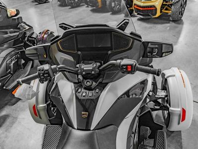 2025 Can-Am Spyder RT Sea-To-Sky — interior view