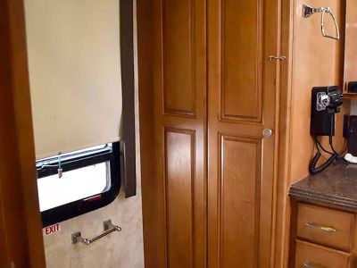 2012 Winnebago 42E — photo 34 view