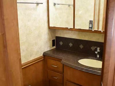 2012 Winnebago 42E — photo 24 view