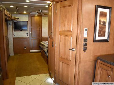 2012 Winnebago 42E — photo 23 view