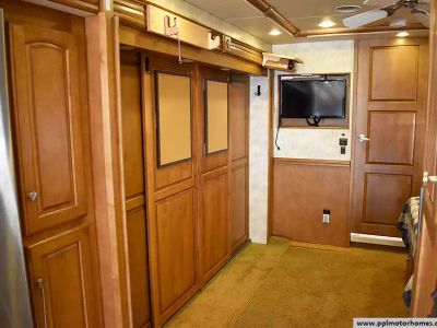 2012 Winnebago 42E — photo 26 view