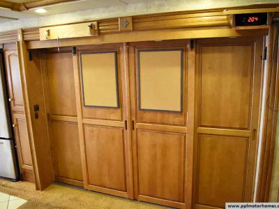 2012 Winnebago 42E — photo 32 view