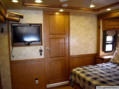 2012 Winnebago 42E — photo 27 view