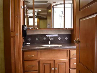 2012 Winnebago 42E — photo 33 view