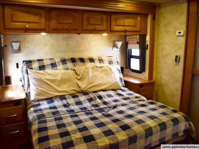 2012 Winnebago 42E — photo 30 view