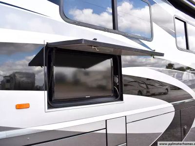 2012 Winnebago 42E — detail view
