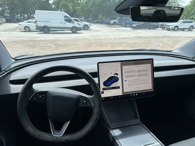 2024 Tesla Model 3 - Photo 10
