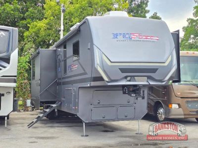 2025 Fuzion 442 — front three-quarter view
