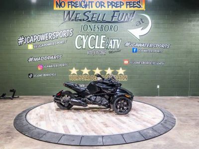 2017 Can-Am® Spyder® F3 6-Speed Manual (SM6) — front three-quarter view