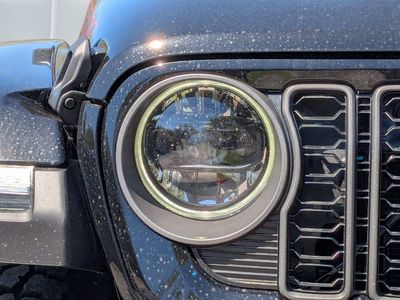 2026 Jeep Gladiator — photo 9 view