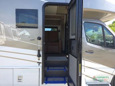 2027 Newmar Freedom Aire — photo 16 view