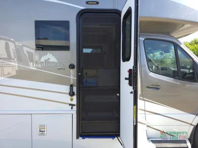 2027 Newmar Freedom Aire — photo 15 view