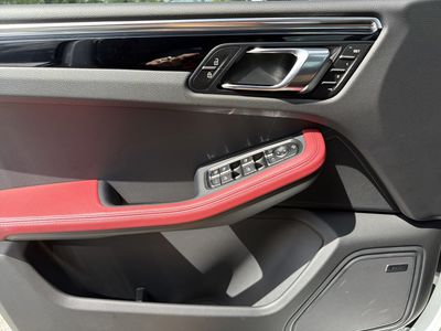 2026 Porsche Macan - Photo 24