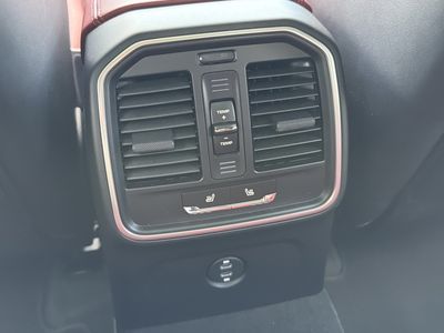 2026 Porsche Macan - Photo 17