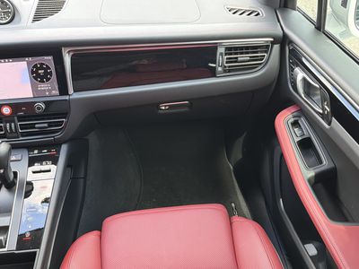 2026 Porsche Macan - Photo 16
