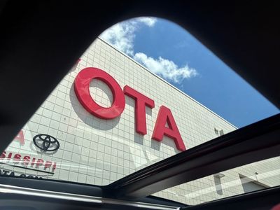 2026 Toyota Camry - Photo 18