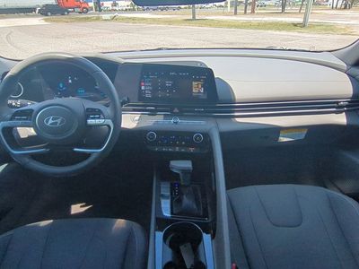 2025 Hyundai Elantra - Photo 16
