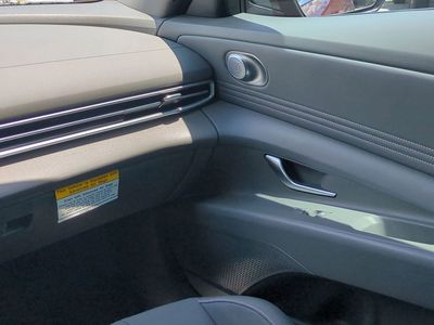 2025 Hyundai Elantra - Photo 18