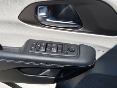 2023 Chrysler Voyager — photo 12 view
