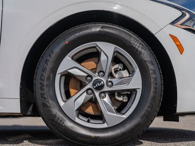 2023 Kia K5 - Photo 8