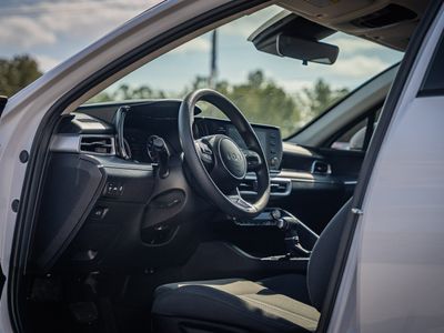 2023 Kia K5 - Photo 17