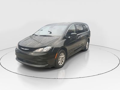 2023 Chrysler Voyager - Photo 3