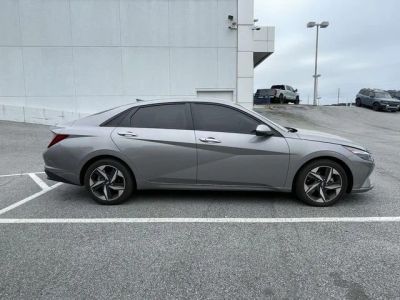 2023 Hyundai Elantra - Photo 2