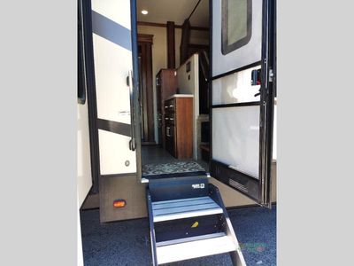 2019 Keystone RV Alpine — photo 12 view