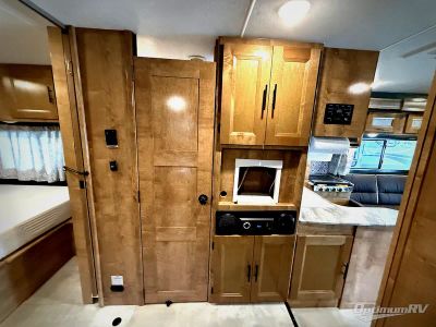 2021 Coachmen Leprechaun — photo 19 view