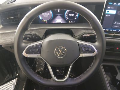 2025 Volkswagen Tiguan — photo 12 view