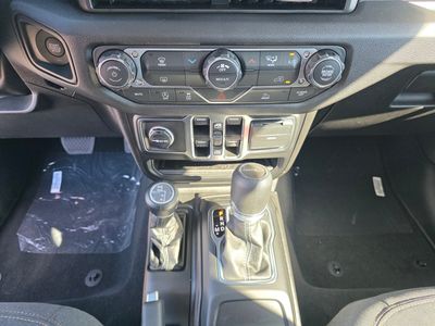 2026 Jeep Gladiator — photo 15 view