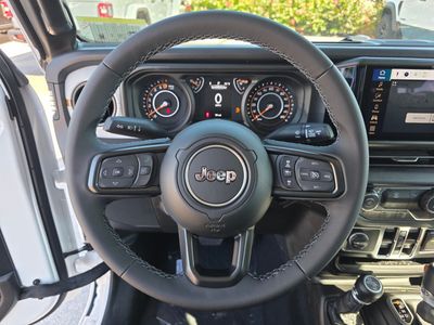 2026 Jeep Gladiator — photo 16 view