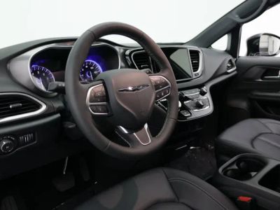 2026 Chrysler Pacifica — photo 9 view