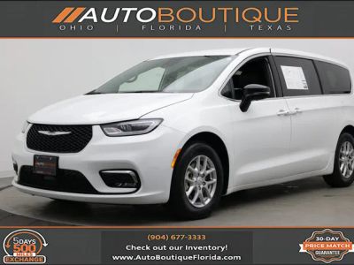 2026 Chrysler Pacifica Select in Bright White Clearcoat — front three-quarter view