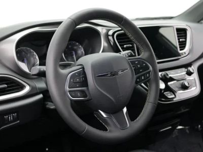 2026 Chrysler Pacifica — photo 7 view