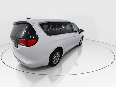 2023 Chrysler Voyager - Photo 7