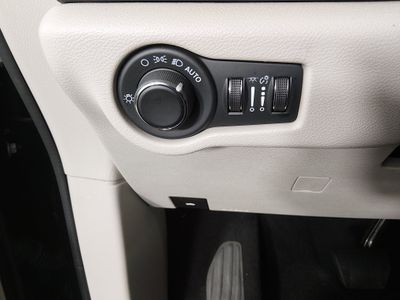 2023 Chrysler Voyager - Photo 13