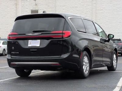 2024 Chrysler Pacifica — detail view
