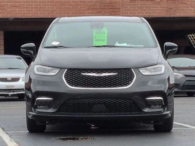2024 Chrysler Pacifica — side profile view