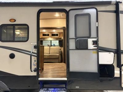 2015 Coachmen Chaparral X-Lite — photo 14 view