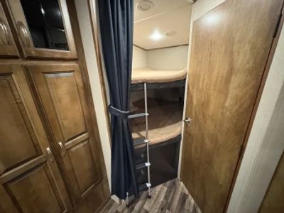 2015 Coachmen Chaparral X-Lite — photo 19 view