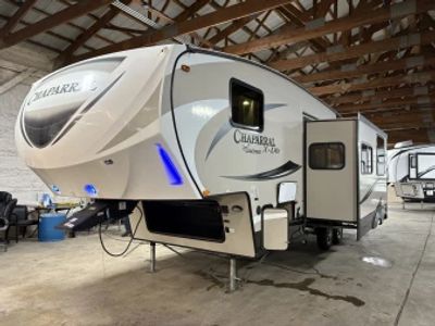 2015 Coachmen Chaparral X-Lite — photo 7 view