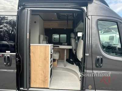 2026 Airstream Rangeline - Photo 9