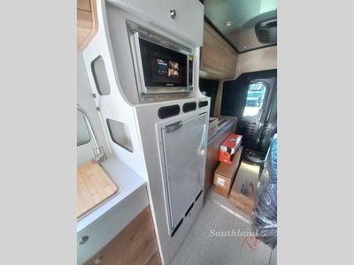 2025 Airstream Rangeline - Photo 13